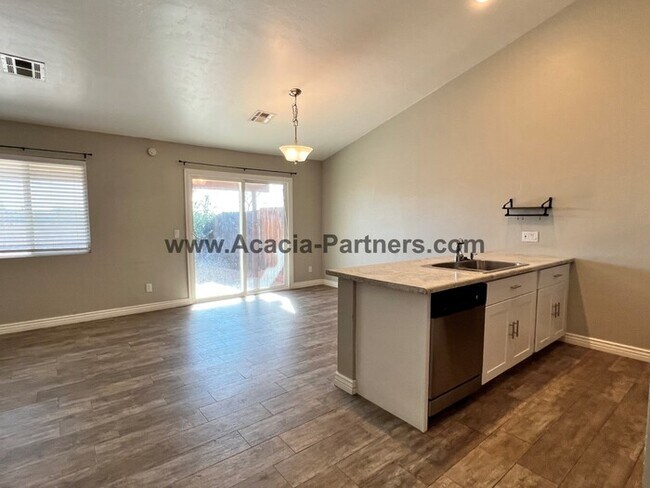 Foto del edificio - Remodeled Townhome