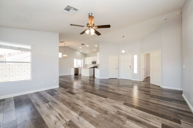 Foto del edificio - 704 Colonnade Row Dr