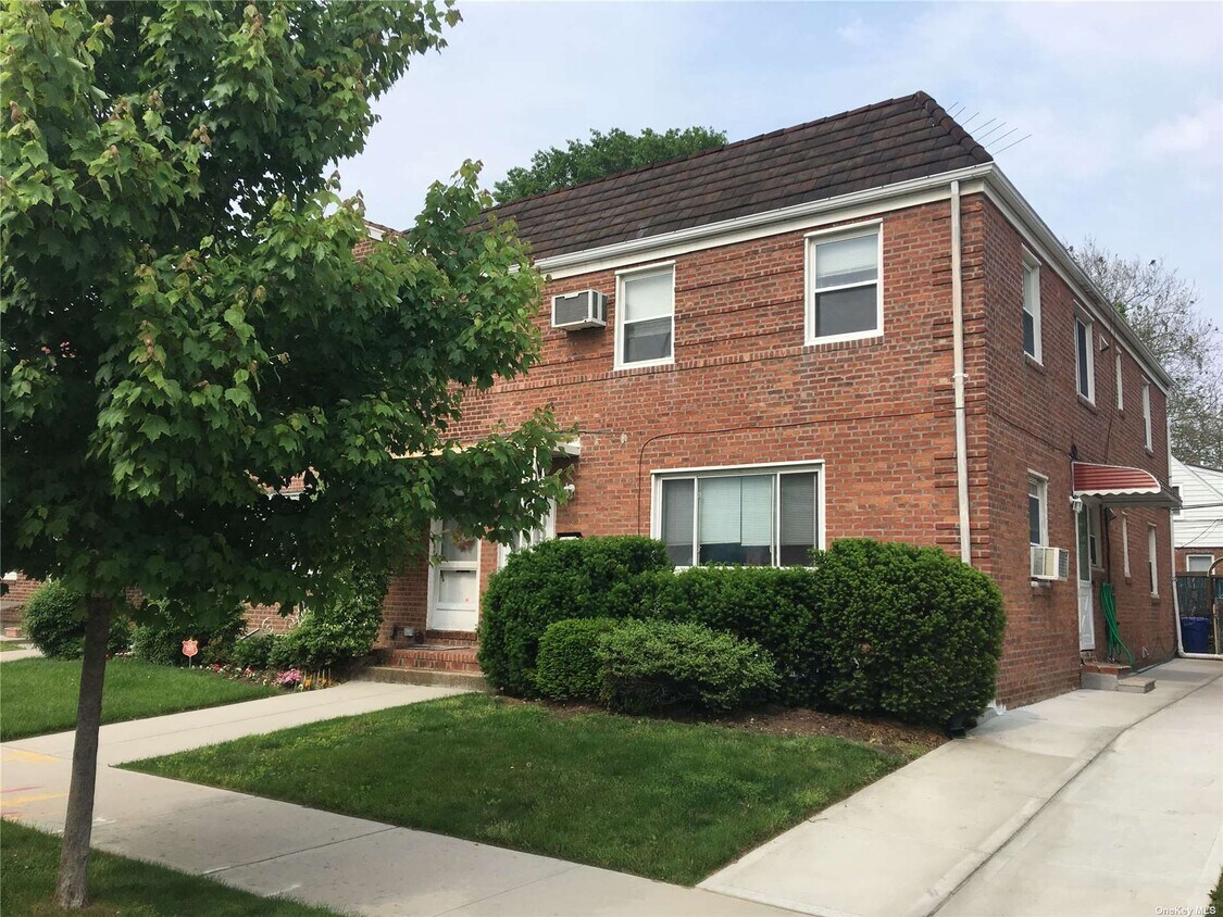 Primary Photo - 76-39-76170 170th St
