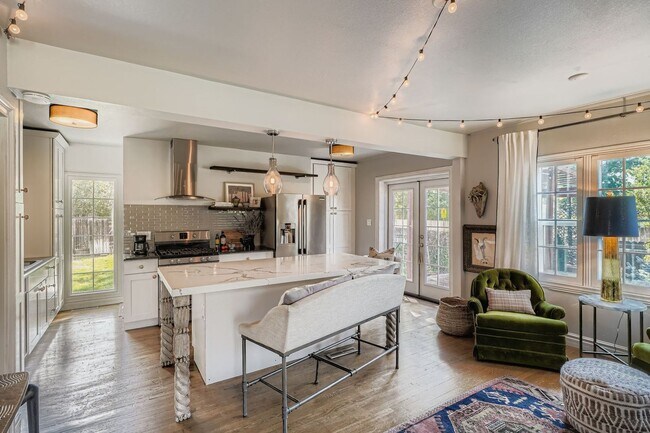 Foto del edificio - LOCATION LOCATION!! Updated 1925 Tudor-sty...