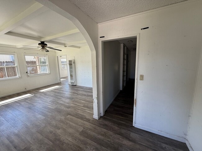 Building Photo - 3 Bedroom 1 Bath in East Hemet!