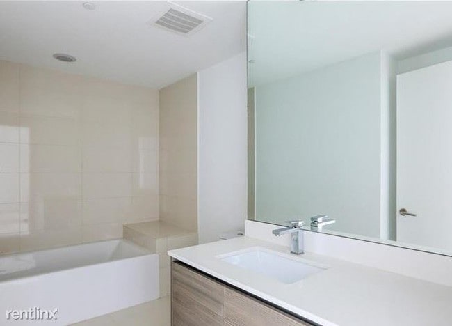 Building Photo - 1 br, 1 bath Condo - Icon Bay
