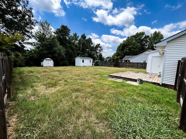 Building Photo - Charming 3 Bedroom 2 Bathroom House