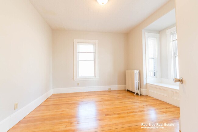 Building Photo - 120 Kenrick St
