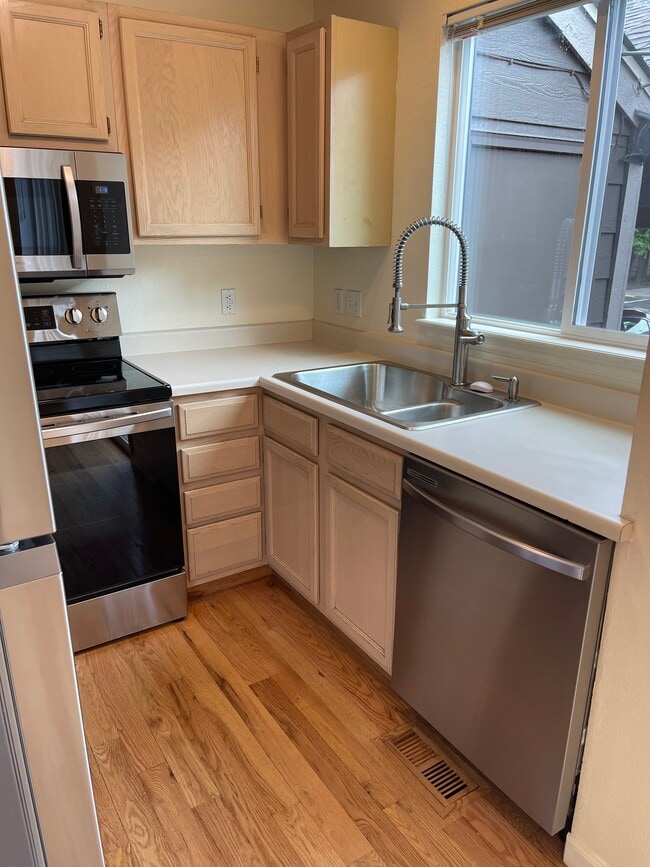 Building Photo - 806 Summer Dr