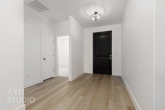 Building Photo - Brand New 3 Bed / 2 Bath Duplex – Modern L...