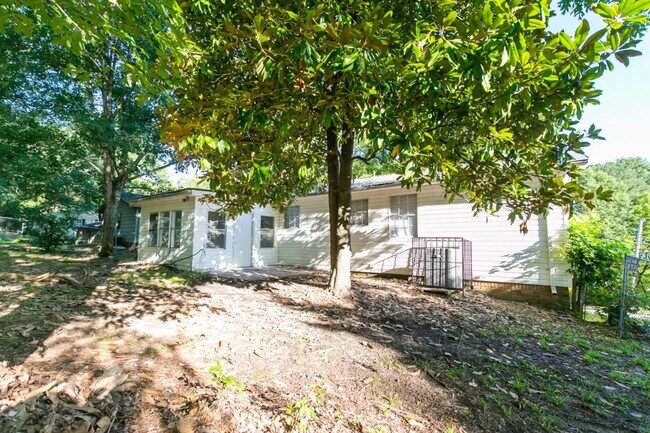 Foto del edificio - Massive Renovated 5BR/3BA Home with Baseme...