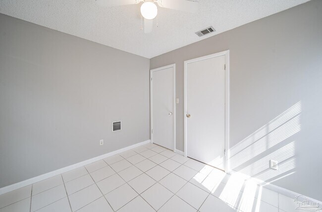 Foto del edificio - 7010 E Oakfield Rd