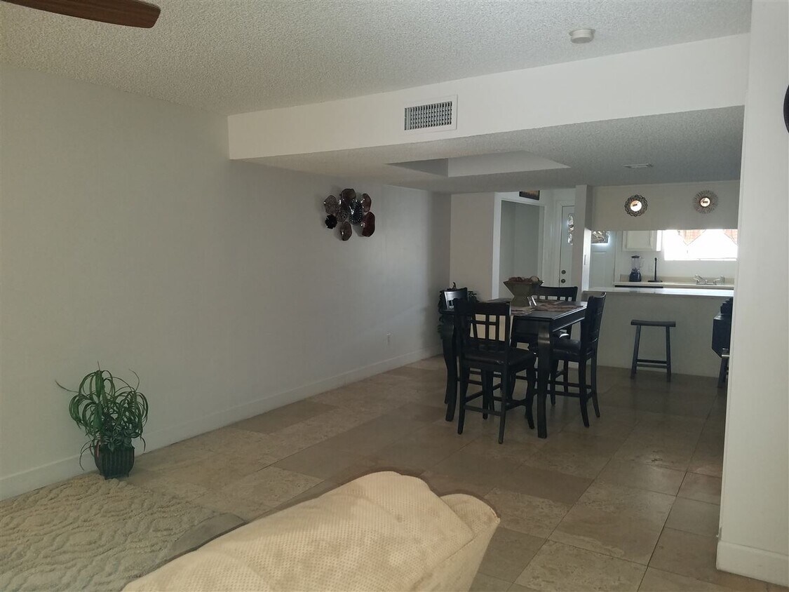 Primary Photo - 833 S Avenue A