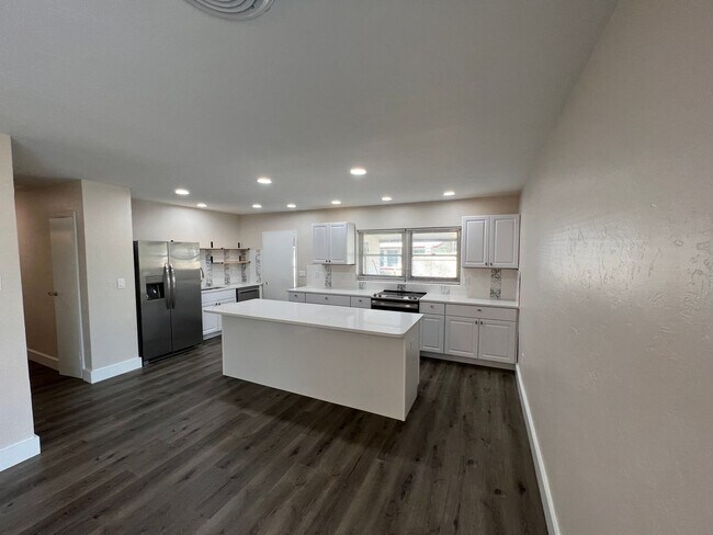 Building Photo - Rent this Newly Renovated and Spacious 4 Bedroom Home