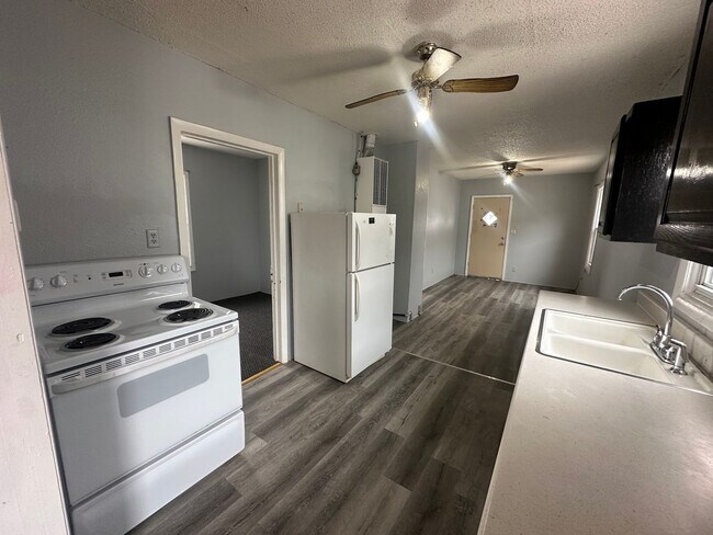 Foto del edificio - 2 bedroom, 1 bath home! Pet Friendly! Fenc...