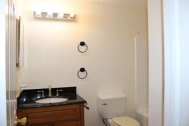 Baño 1 - 1563 Pawnee St