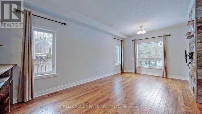 Building Photo - 913 Wingarden Crescent
