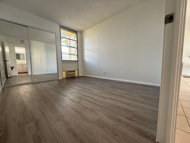 Building Photo - Newly Renovated 2 Bedrooms, 2 Full Baths w...