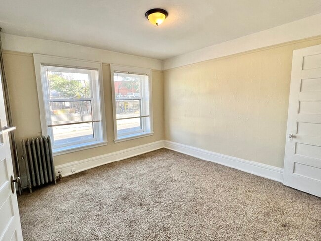 Experience the warmth and tranquility of this bright and airy bedroom. - Cross Apartments