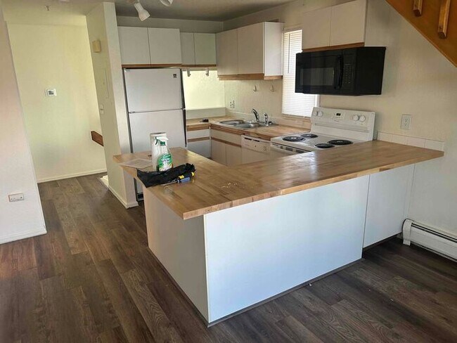 Building Photo - Stunning 2-Bedroom Condo with Flatiron Vie...