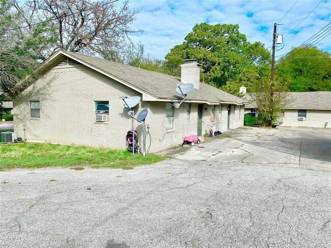 Building Photo - Pine Oaks