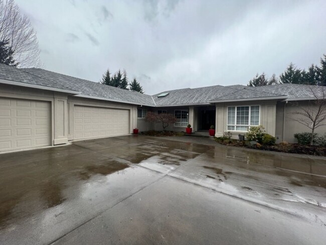 Foto del edificio - SPACIOUS & STYLISH CUSTOM HOME- 4 BEDROOMS...