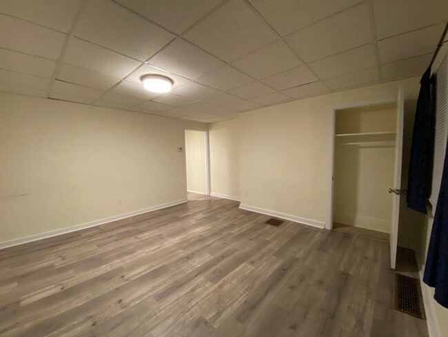 2BR House with off street parking! - 2BR House with off street parking!