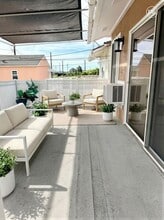 Building Photo - 1316 N Hollywood Way