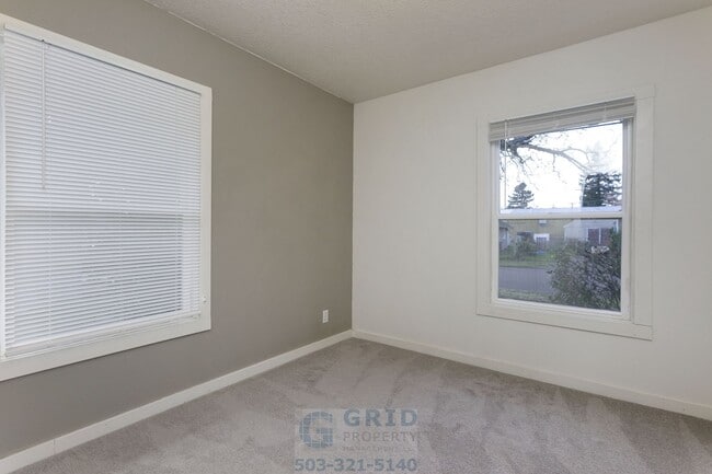 Building Photo - 2 Bedroom Craftsman Home Available - Southeast Portland!