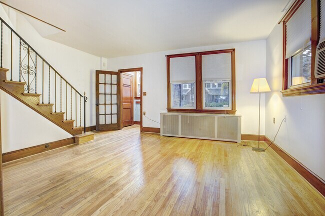 Foto del edificio - Unique and SPACIOUS 3 bedroom 2 bathroom H...
