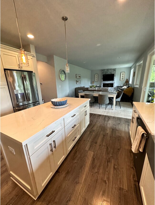 Building Photo - 1406 Lake Roesiger Dr