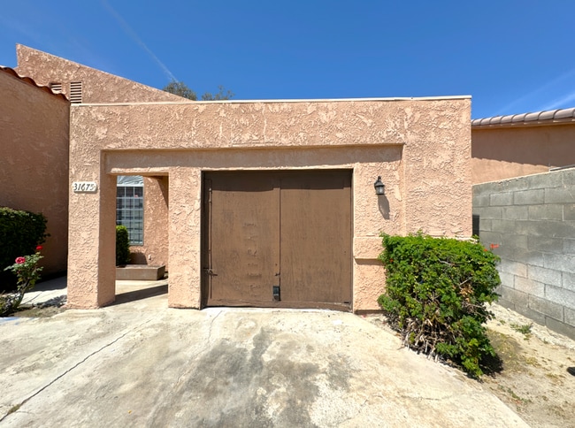 Building Photo - COMING SOON!! 3 BEDROOM / 2 BATHROOM Apartment in Cathedral City