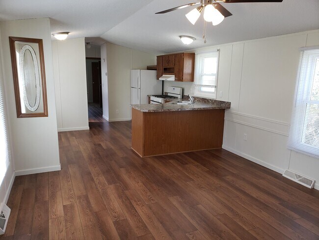 Foto del edificio - 205 Cross Dr