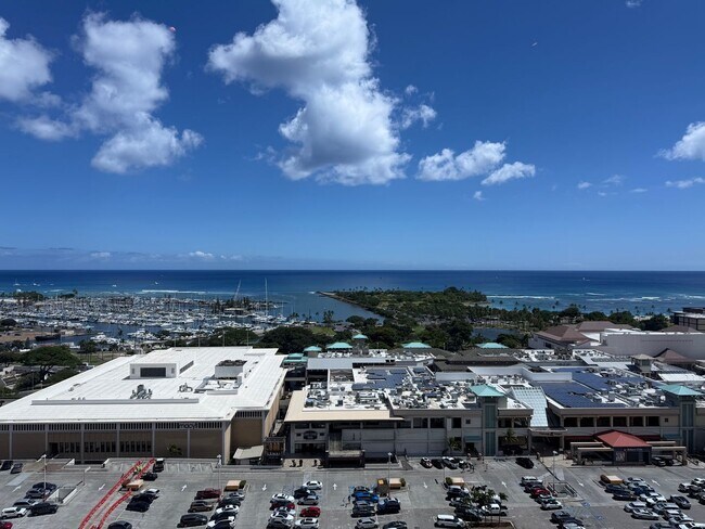 Foto del edificio - PARTIALLY FURNISHED, 3 BEDROOM, 3 BATHROOM, 2 PARKING (ONE ALA MOANA)