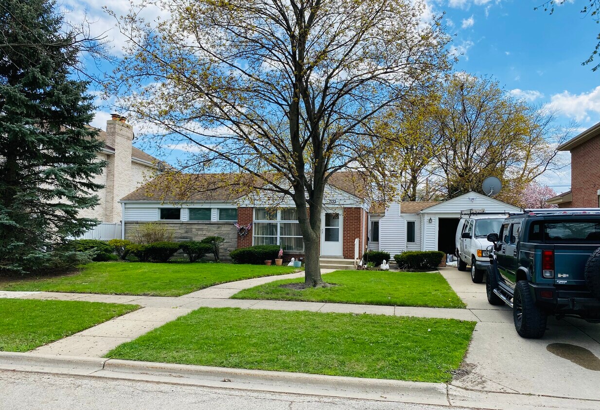 Great front curb appeal with driveway. - 7133 Emerson St