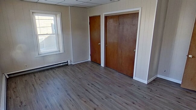 Building Photo - 2nd floor Apartment