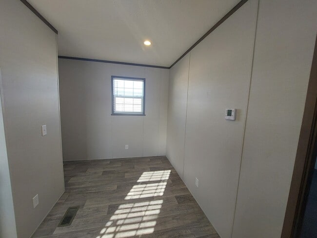 Building Photo - 154 Friendly St