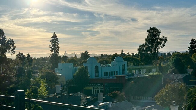 Foto del edificio - Unique & Sunny Apartment with Views & Suns...