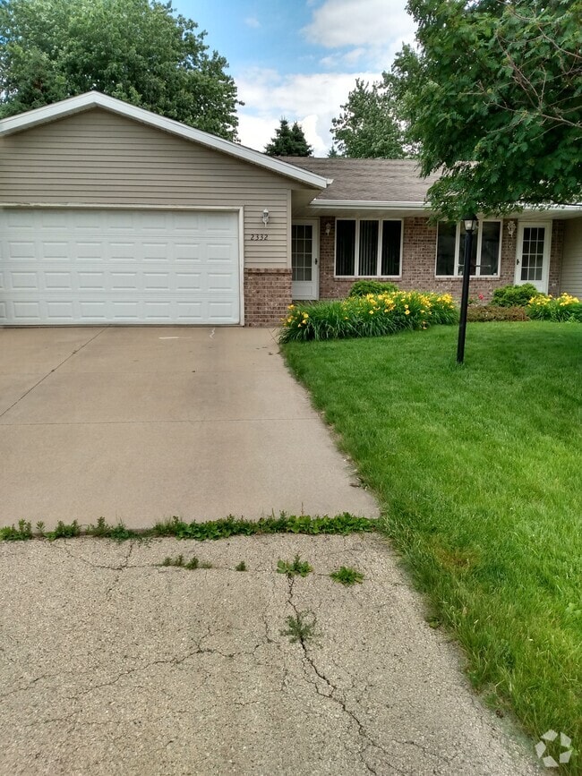 Building Photo - 2332 N Skylark Dr