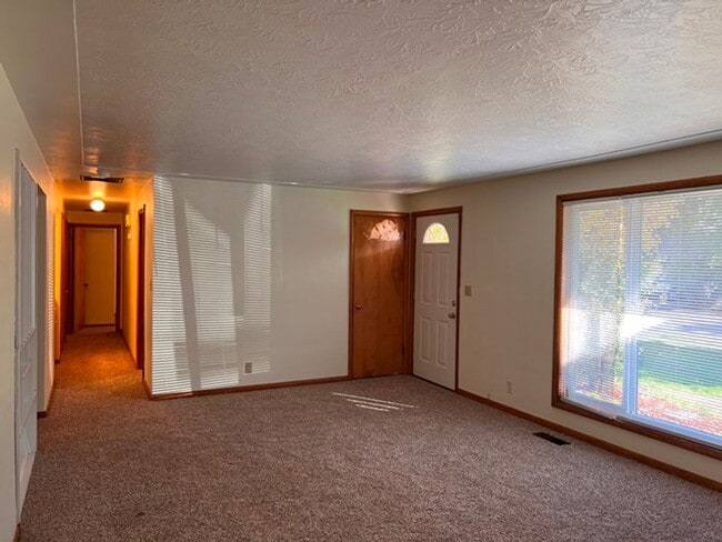 Building Photo - 3Bd/2Ba Single Story House - Available To ...