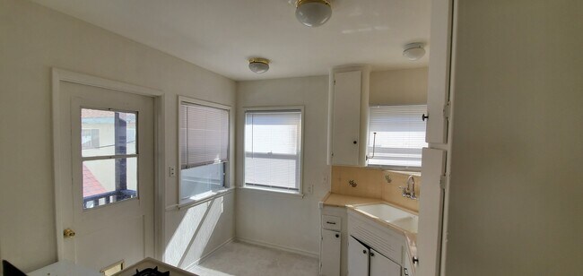 Building Photo - 419 N Chapel Ave