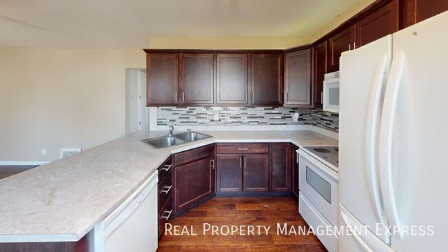 Building Photo - 609 S Lyndale-