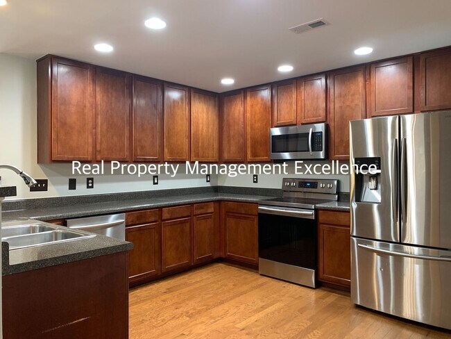 Foto del edificio - Amazingly Spacious Residence, Available In...
