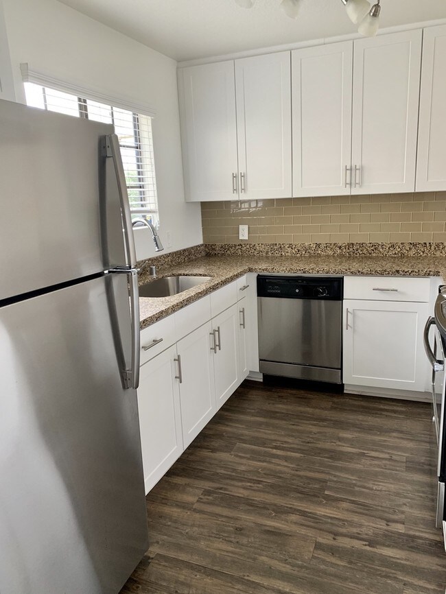 Building Photo - Spacious Condo with Panoramic Ocean View