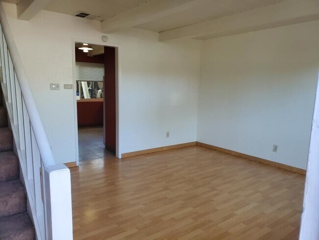 Building Photo - 1145 Oak Ave