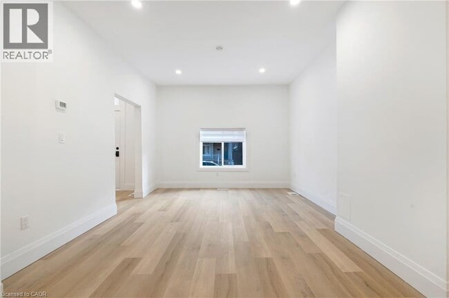 Photo du bâtiment - 15 Arthur Ave N