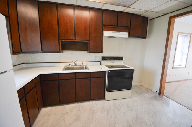 Building Photo - Cute house, great location, move in and ma...