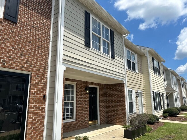 Building Photo - Updated 2 Bed | 2.5 Bath Townhouse in Clayton
