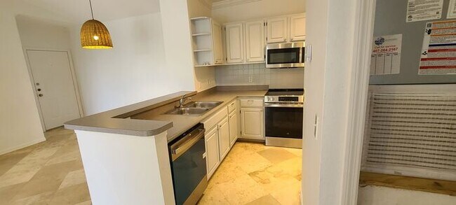 Foto del edificio - Spacious 2-Bed, 2-Bath Condo with Water Vi...