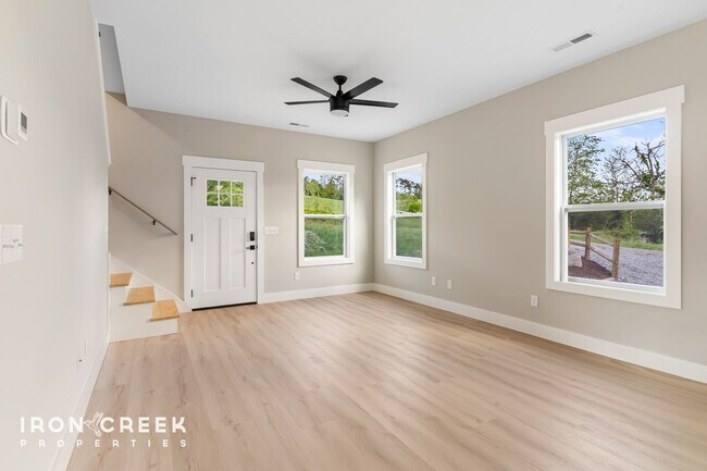 Building Photo - Modern 3-Bed/2.5-Bath Home with Fenced Yar...