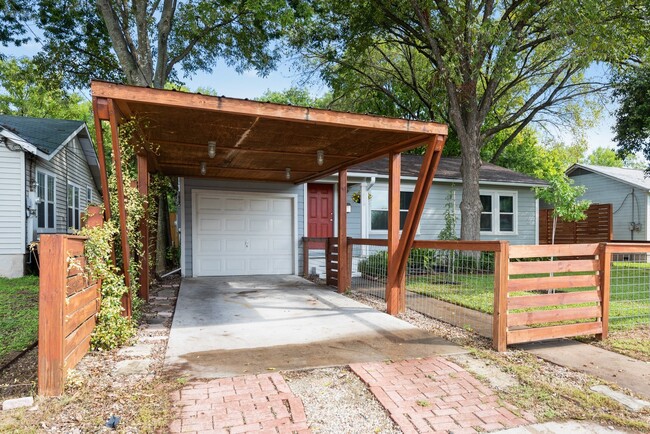 Building Photo - Available - Charming 3 bed / 2 bath home l...