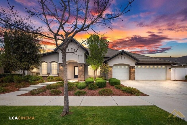 Foto del edificio - Luxury Living in Windermere Seven Oaks: Modern 5 Bed, 3 Bath Home with Pool, Solar, and Gated Nei...