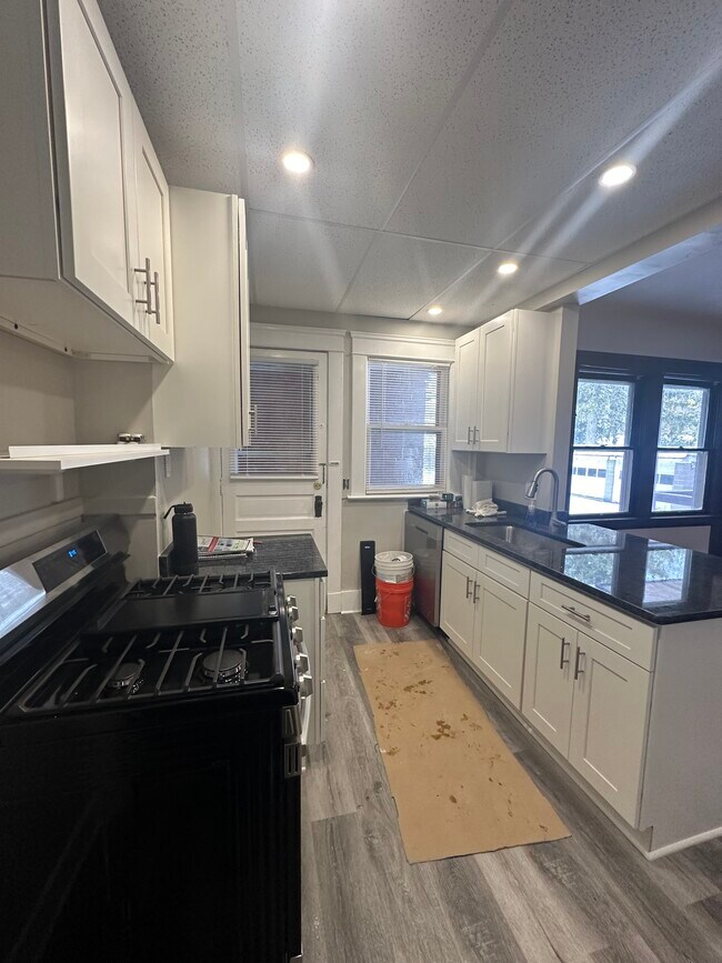 New Cabs+ Granite Tops - 15522 Clifton Blvd