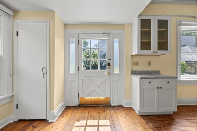 Building Photo - Beautiful German Village Home with Parking and Outdoor Space